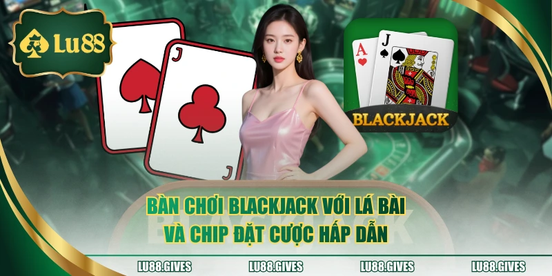 Bàn chơi Blackjack với lá bài và chip đặt cược hấp dẫn